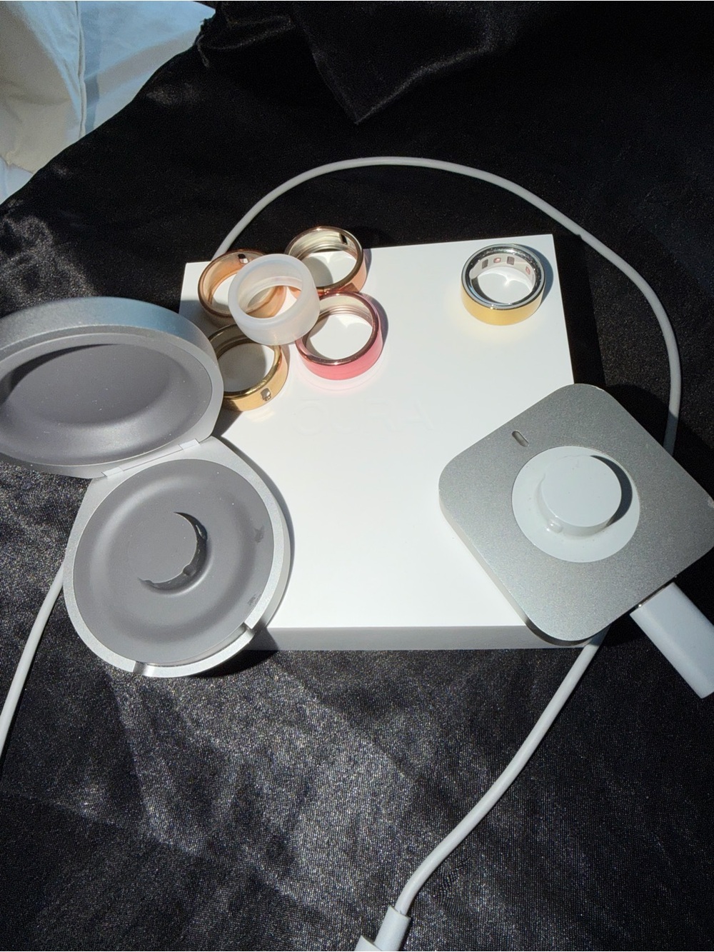 OŪRA Ring 4 (gently used) with box // Color: Gold // Size: 7 + CHARGING CASE